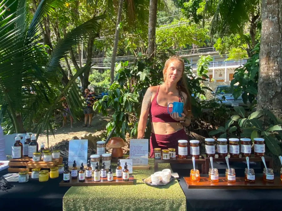 Mujer mostrando productos en el mercado en la playa